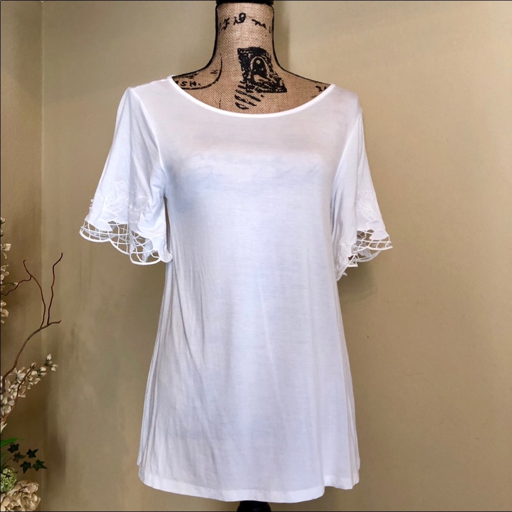 ~cable & gauge~ White blouse with crochet sleeves